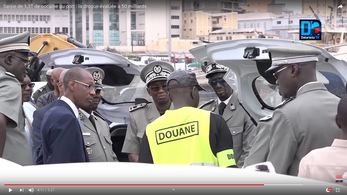 Abdoulaye Daouda Diallo, Ministre des finances et du budget (à gauche, costume)Saisie de 1,3T de cocaïne au port : la drogue évaluée à 50 milliards1/434 vues »1 juil. 2019Dakaractu TV HD © Dakar Actu TV/YouTube