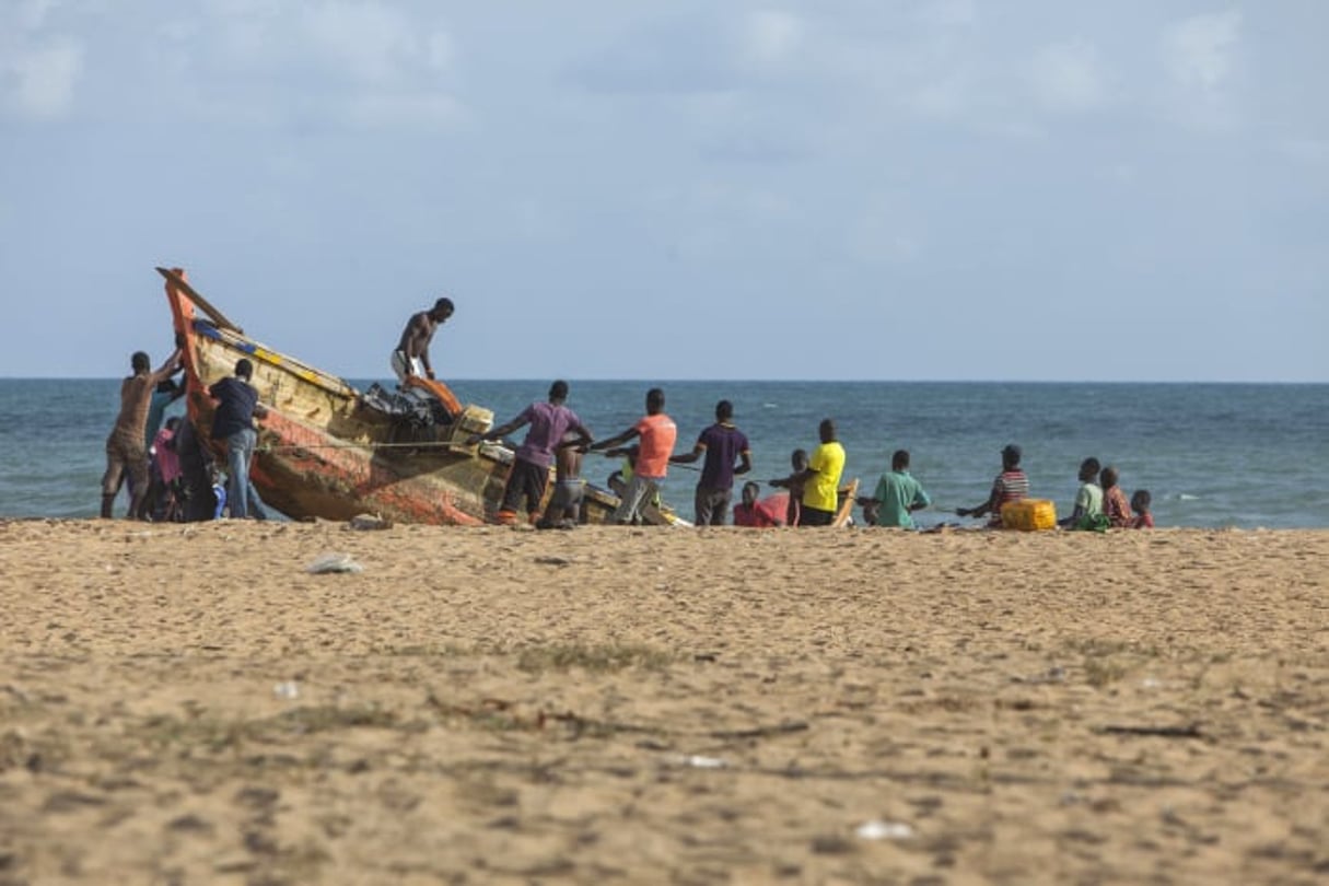 Chantier de la route des peches sur le littoral beninois entre Cotonou et Ouidah, en novembre 2017. © Jacques Torregano pour JA