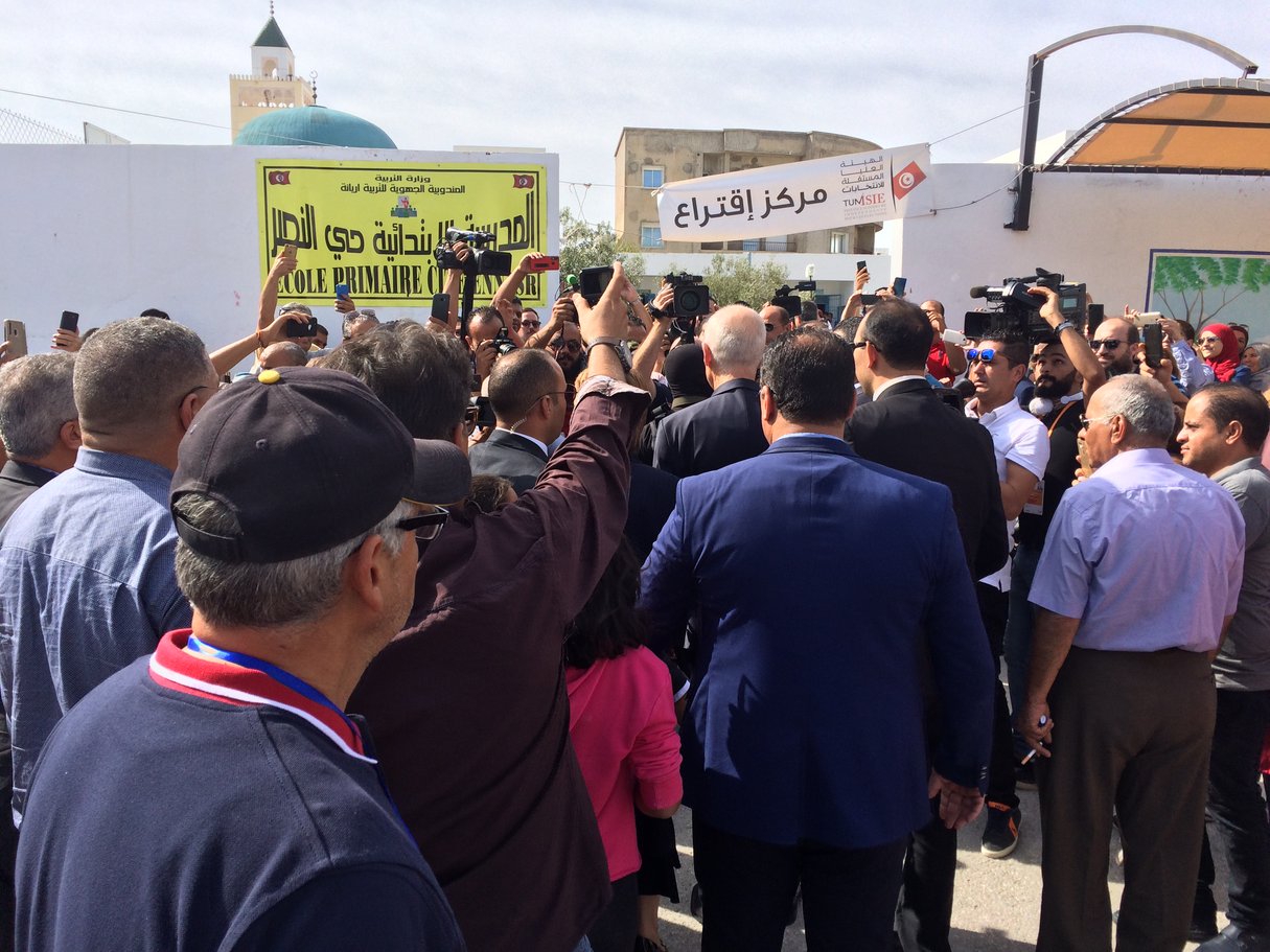 La foule se bousculant autour de Kaïs Saïed, à l'entrée du bureau de vote d'Ennasr, à Tunis, dimanche 13 octobre 2019. &copy; Camille Lafrance pour JA