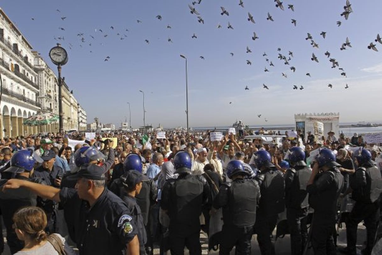 Des manifestants réunis à Alger, le 13 octobre 2019 devant le siège de l’Assemblée populaire nationale, pour protester contre une potentielle réforme de la loi sur les hydrocarbures. © Fateh Guidoum/AP/SIPA