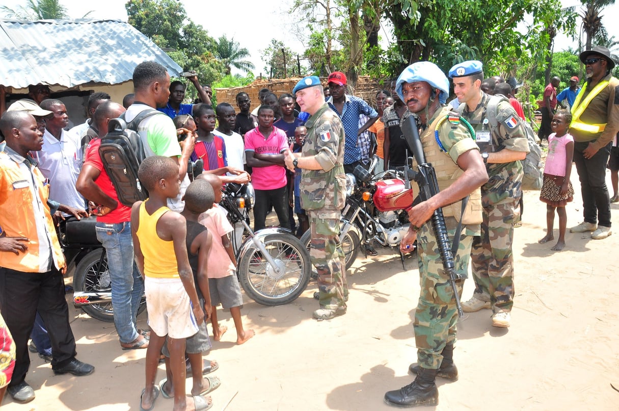 Le général Bernard Commins (au centre, béret bleu), commandant adjoint de la Force Monusco échangeant avec des jeunes de Yumbi, en janvier 2019. © Photo MONUSCO / FORCE