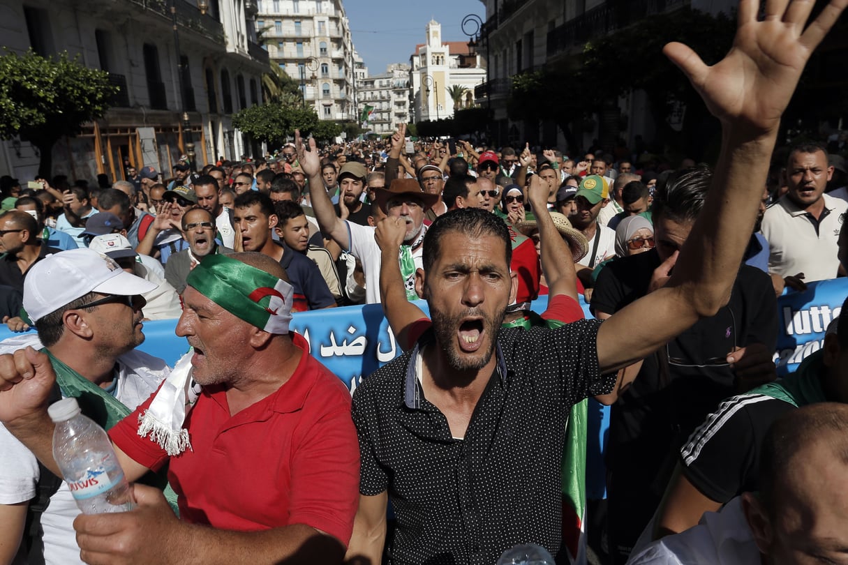 Des manifestants dans les rues d'Alger, vendredi 11 octobre 2019. &copy; Toufik Doudou/AP/SIPA