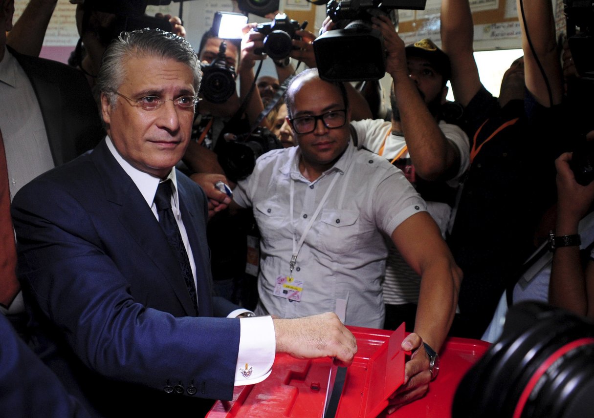 Le candidat Nabil Karoui plaçant son bulletin dans l'urne pour le second tour de l'élection présidentielle tunisienne, dimanche 13 octobre 2019 à Tunis. &copy; Hassene Dridi/AP/SIPA