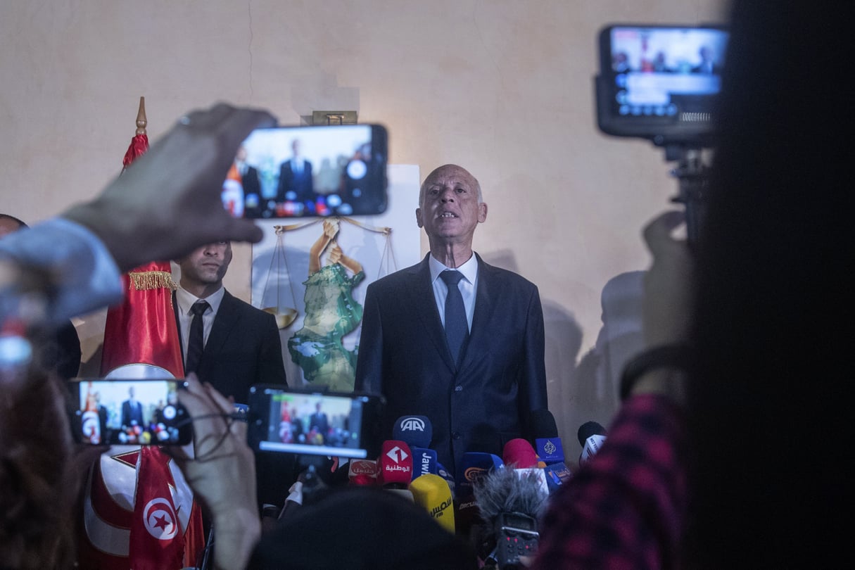 Kaïs Saïed s’exprimant devant la presse et ses partisans, au soir du second tour de l’élection présidentielle (image d’illustration). © Mosa’ab Elshamy/AP/SIPA