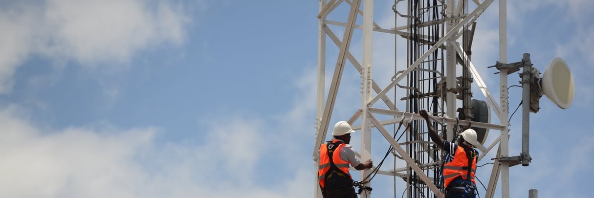 Leader en RDC, Vodacom investit massivement dans ses infrastructures. Ici des ouvriers sur une tour de télécoms du gestionnaire panafricain Helios. © Helios