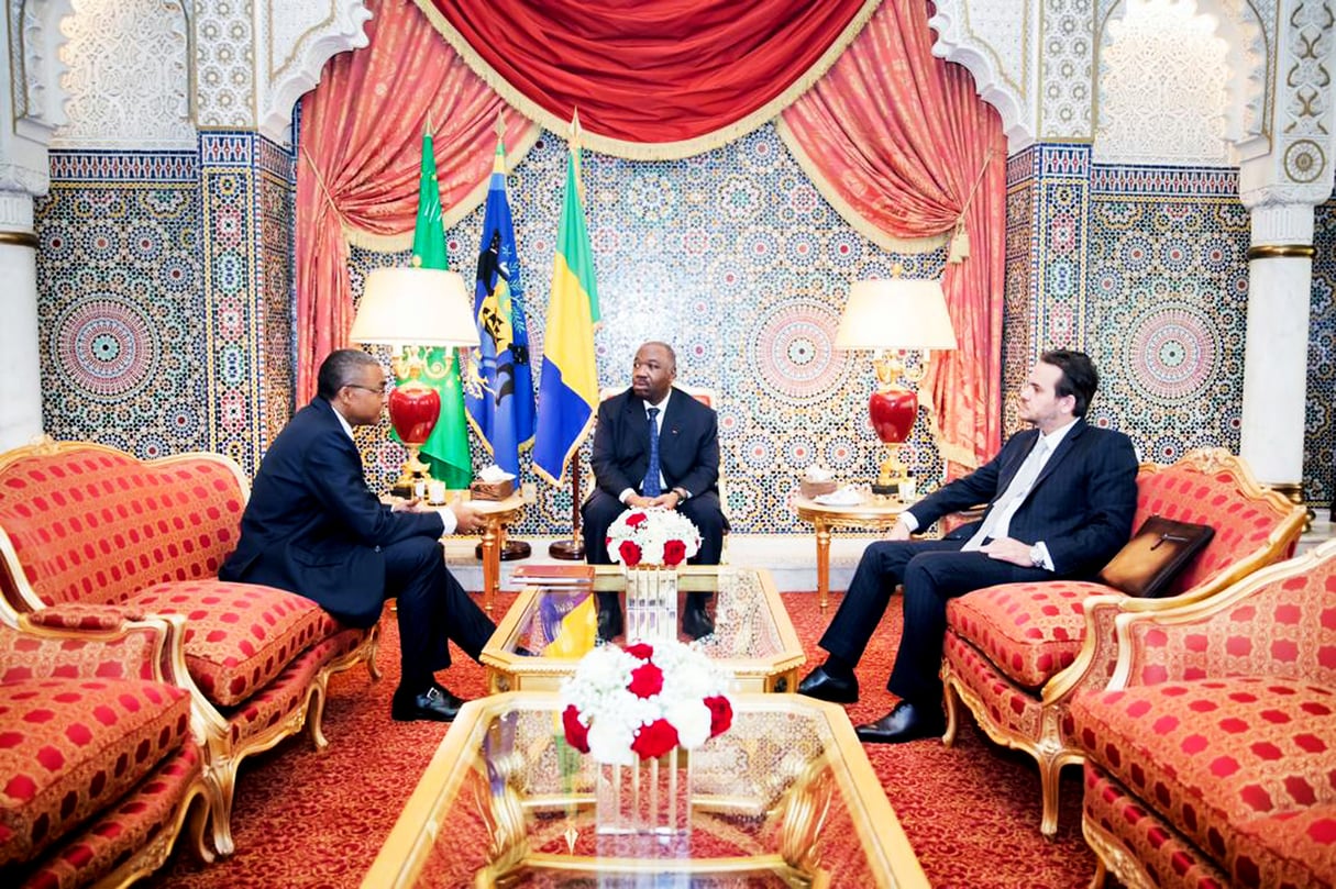Avec son directeur de cabinet, Brice Laccruche Alihanga (à dr.), et le secrétaire général de la présidence, Jean-Yves Teale, en février. &copy; Présidence du Gabon
