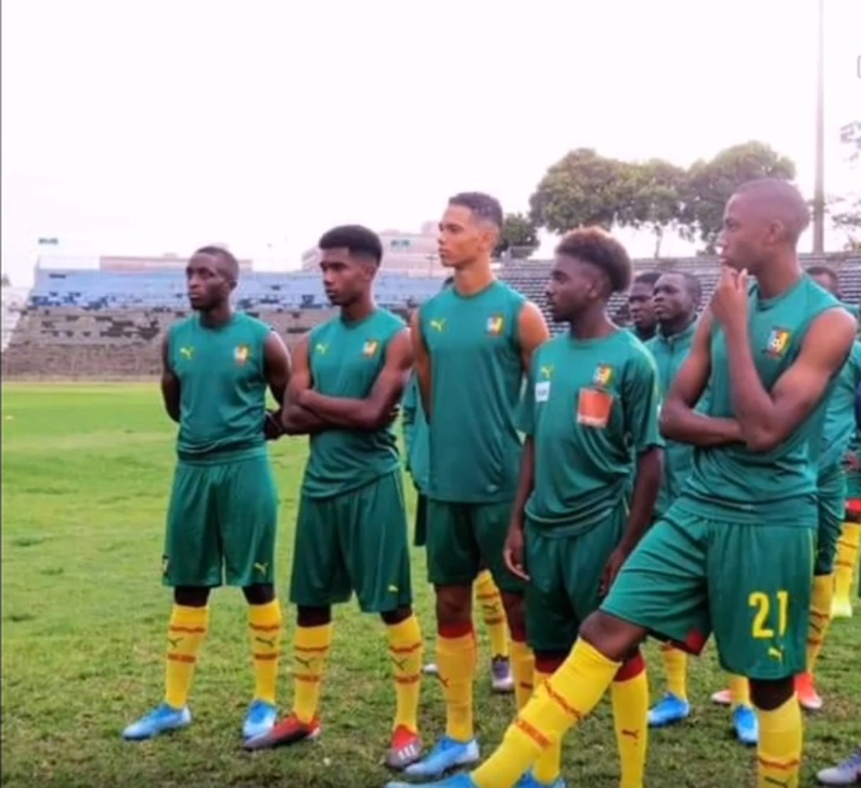 L’équipe du Cameroun des moins de 17 ans (avec notamment Étienne Eto’o, 3e en partant de la gauche). © YouTube/ Francko Carter
