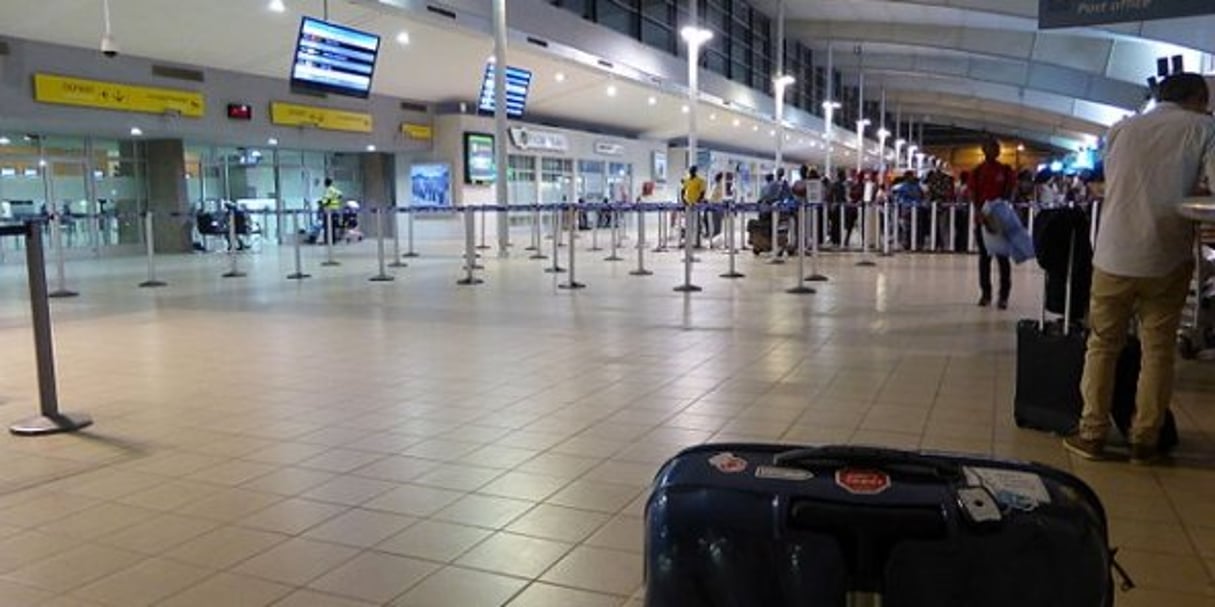 Hall d’embarquement de l’aéroport international Félix-Houphouët-Boigny à Abidjan, le 23 janvier 2016. © Citizen59/Wikimedia Commons