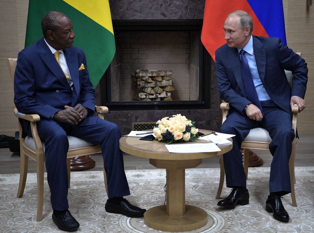 Le président guinéen Alpha Condé et Vladimir Poutine, le 28 septembre 2017. © Alexei Nikolsky/AP/SIPA