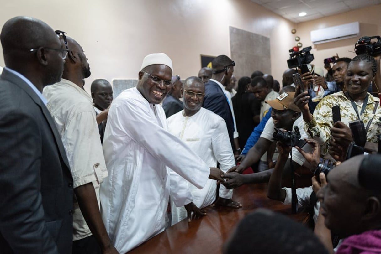 Khalifa Sall salue ses supporters après son allocution le 21 octobre 2019 à Dakar. © Sylvain Cherkaoui pour Jeune Afrique