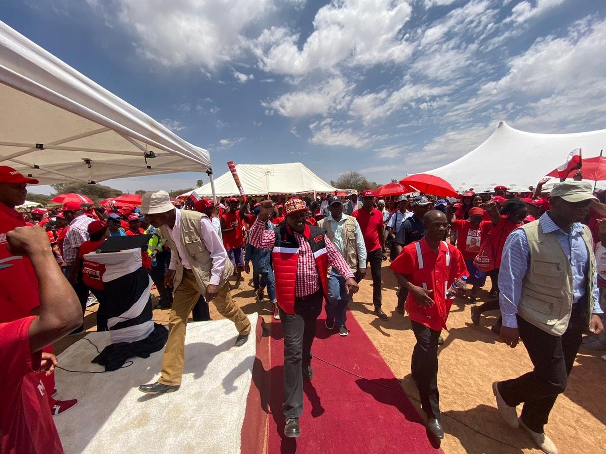 Mokgweetsi Masisi, président du Botswana et leader du BDP, arrive à un meeting dans un village à une quarantaine de kilomètres de Gaborone, le 22 octobre 2019. © REUTERS/Siyabonga Sishi