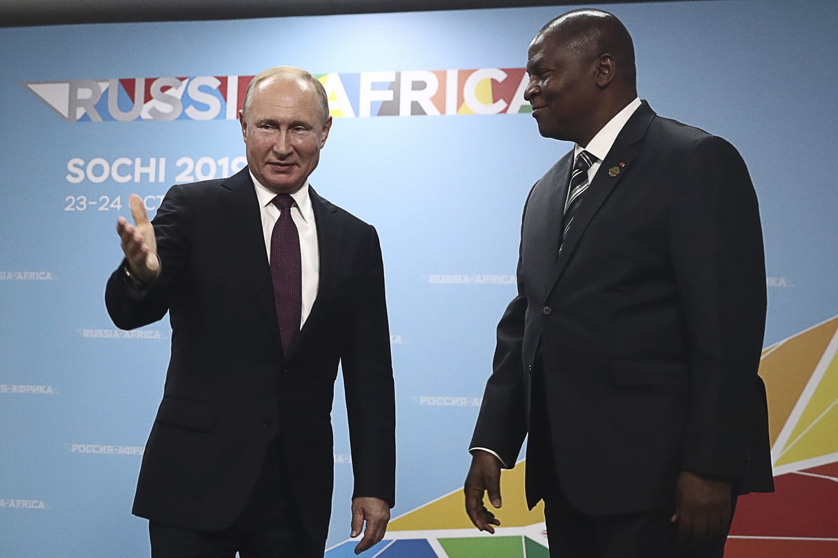 Vladimir Poutine et Faustin-Archange Touadéra, lors du sommet de Sotchi en Russie, le 23 octobre 2019. &copy; Sergei Fadeyechev/AP/SIPA