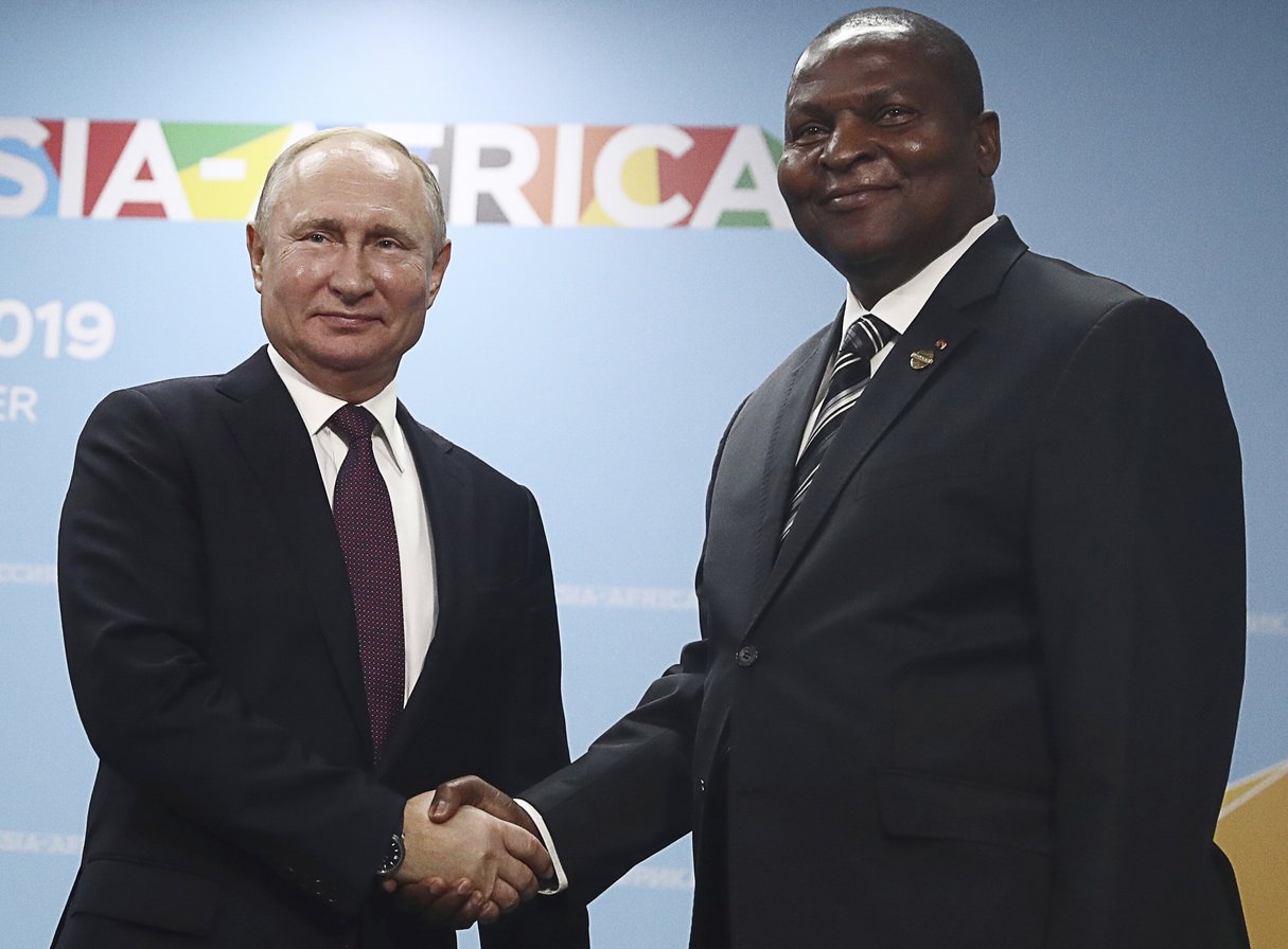 Vladimir Poutine et le président centrafricain Faustin Archange Touadera. &copy; Sergei Fadeyechev/AP/SIPA