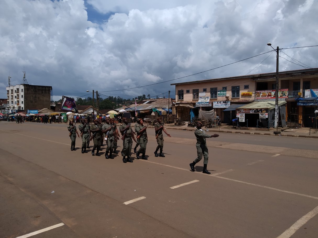 Parade militaire sur la place des fêtes de Bamenda. &copy; Franck Foute pour JA