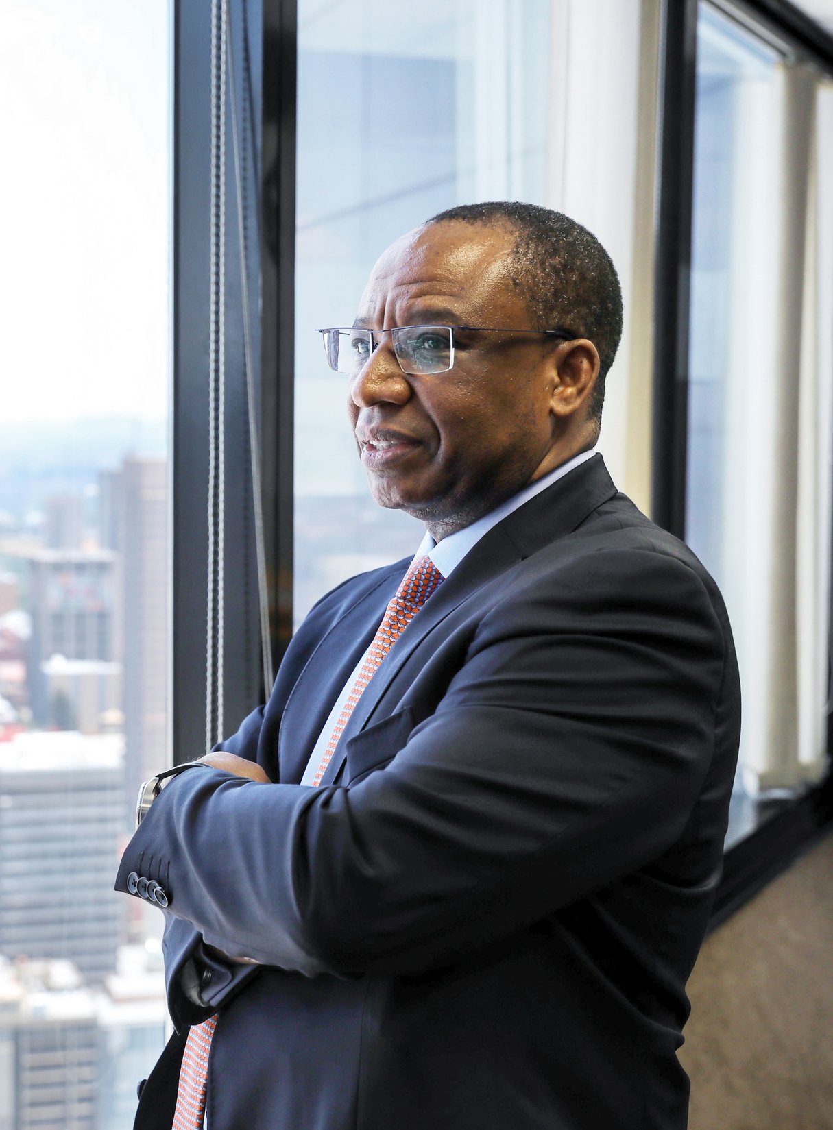2eme photoJOHANNESBURG, SOUTH AFRICA FEBRUARY 01: Reserve Bank deputy governor Daniel Mminele opens up during an interview on February 01, 2019 in Johannesburg, South Africa. Mminele said that, monetary policy is not a cure-all the economy and that the countrys structural challenges cannot be addressed by the reserve bank. (Photo by Simphiwe Nkwali/Gallo Images via Getty Images) &copy; S. Nkwali / Gallo Images