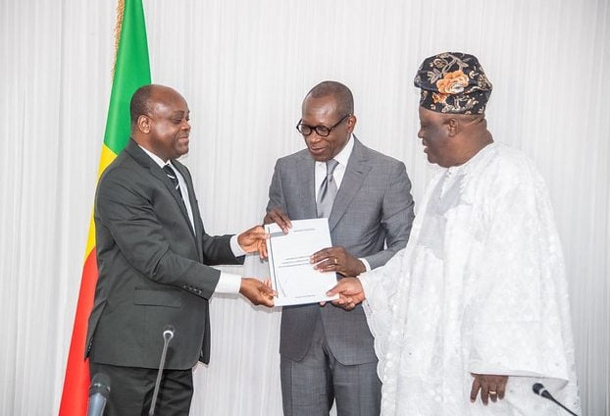 Remise officielle du rapport du comité d’experts chargé de la mise en forme technique des mesures législatives relatives aux recommandations du Dialogue politique. © DR/Présidence du Bénin