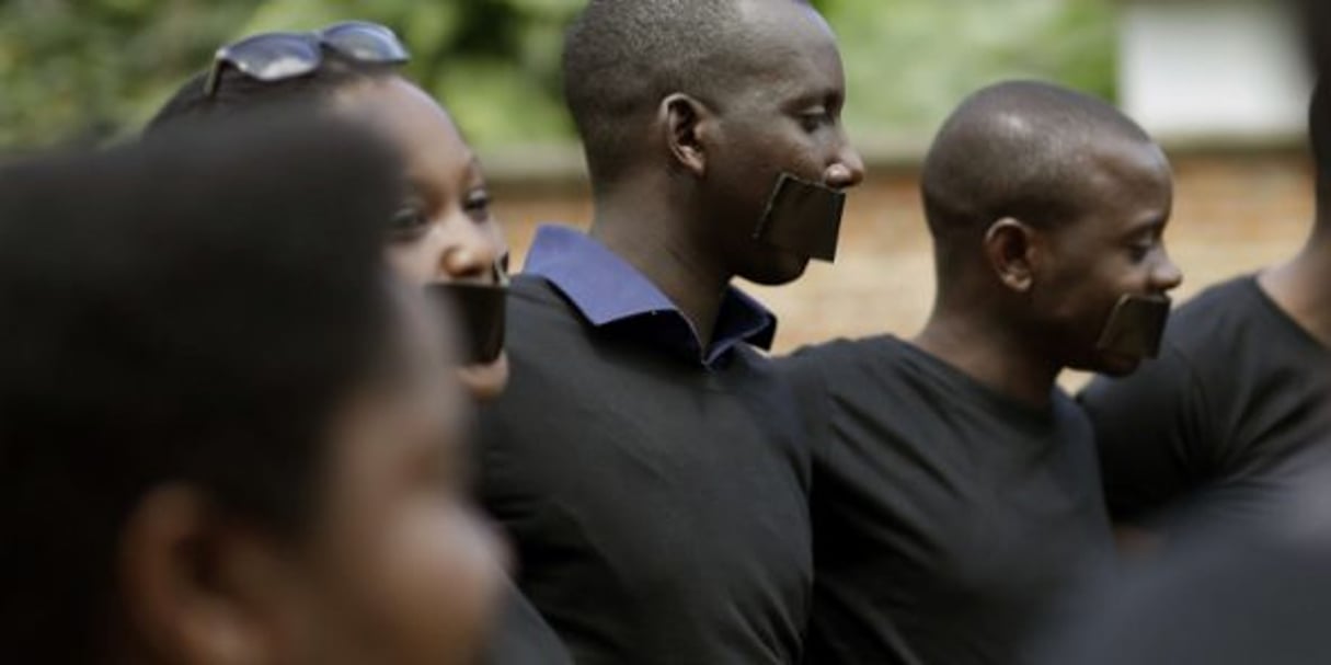 Des journalistes burundais protestent contre la censure et la répression le 3 mai 2015 à Bujumbura. (illustration) © Jerome Delay/AP/SIPA
