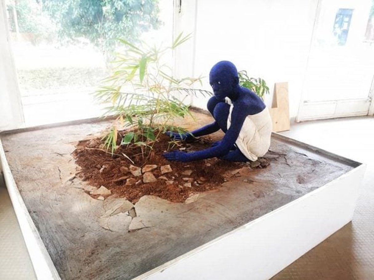 Une oeuvre de Beya Gille Gacha,  lauréate du 1er Prix BISO, le prix Léridon, avec Adejoke Tugbiyele © Facebook de la Biennale Internationale de Sculpture de Ouagadougou