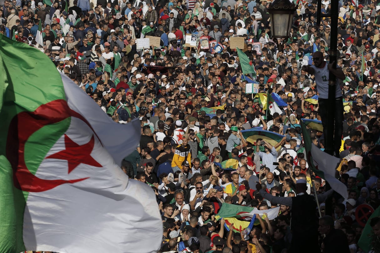 Des manifestants à Alger, le 1er novembre 2019. © Toufik Doudou/AP/SIPA