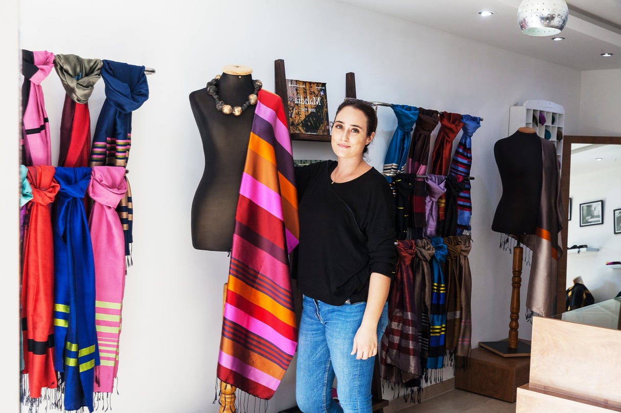 Malek Hamza, cofondatrice de la griffe, dans la boutique Skila d’El Manar-2, à Tunis. © Ons Abid pour JA