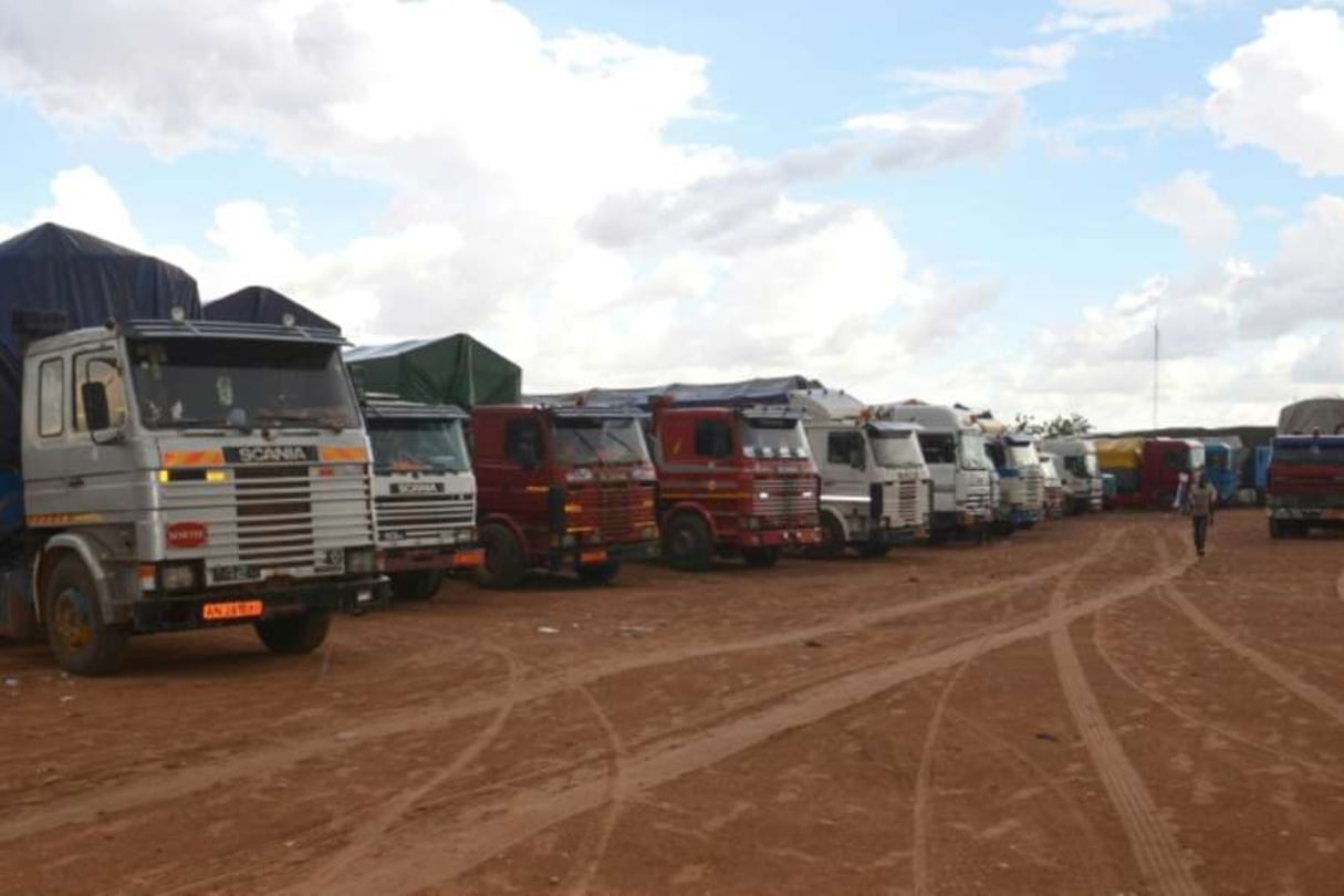 Des camions stationnés à Maradi, au Niger, après la fermeture de la frontière avec le Nigeria, le 20 août 2019. © AFP / Boureima Hama