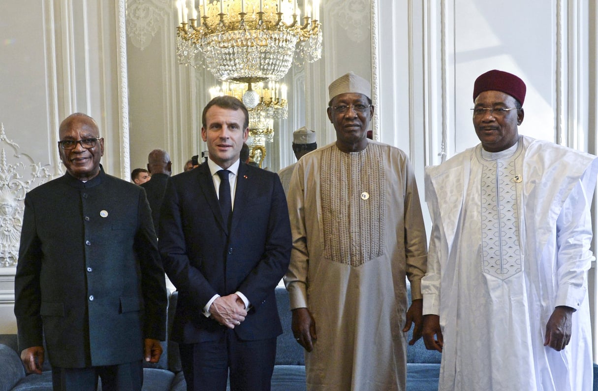 Ibrahim Boubacar Keïta, Emmanuel Macron, Idriss Déby Itno et Mahamadou Issoufou (de gauche à droite), à l’Élysée, le 12 novembre. © Johanna Geron/AP/SIPA