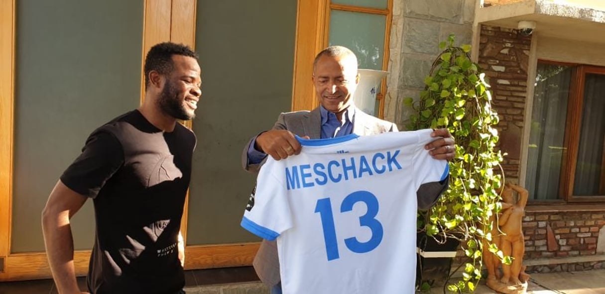 Meschak Elia, aux côtés de Moïse Katumbi, président du TP Mazembe, en juillet 2019 à Lubumbashi. © DR / TP Mazembe
