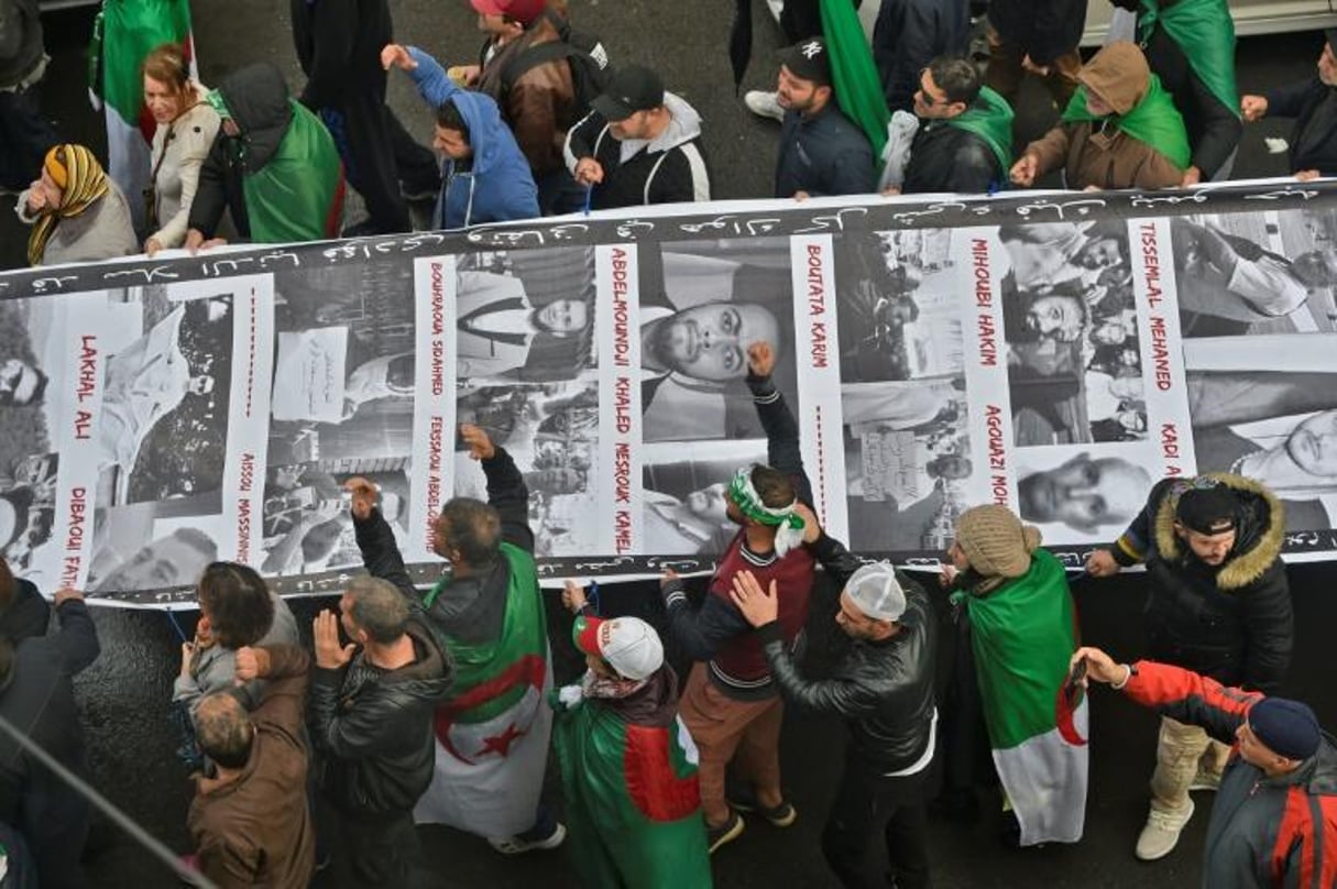 Les Algériens manifestent à Alger, le 15 novembre 2019. © RYAD KRAMDI/AFP