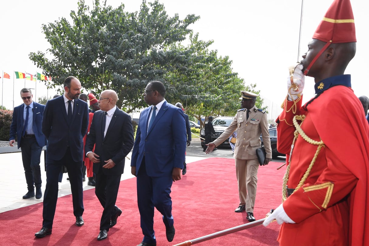 Le président sénégalais Macky Sall a reçu son homologue mauritanien Mohamed Ould Ghazouani et le Premier ministre français Édouard Philippe, en amont du 6e Forum de Dakar sur la Paix et la sécurité. © DR / Primature française.