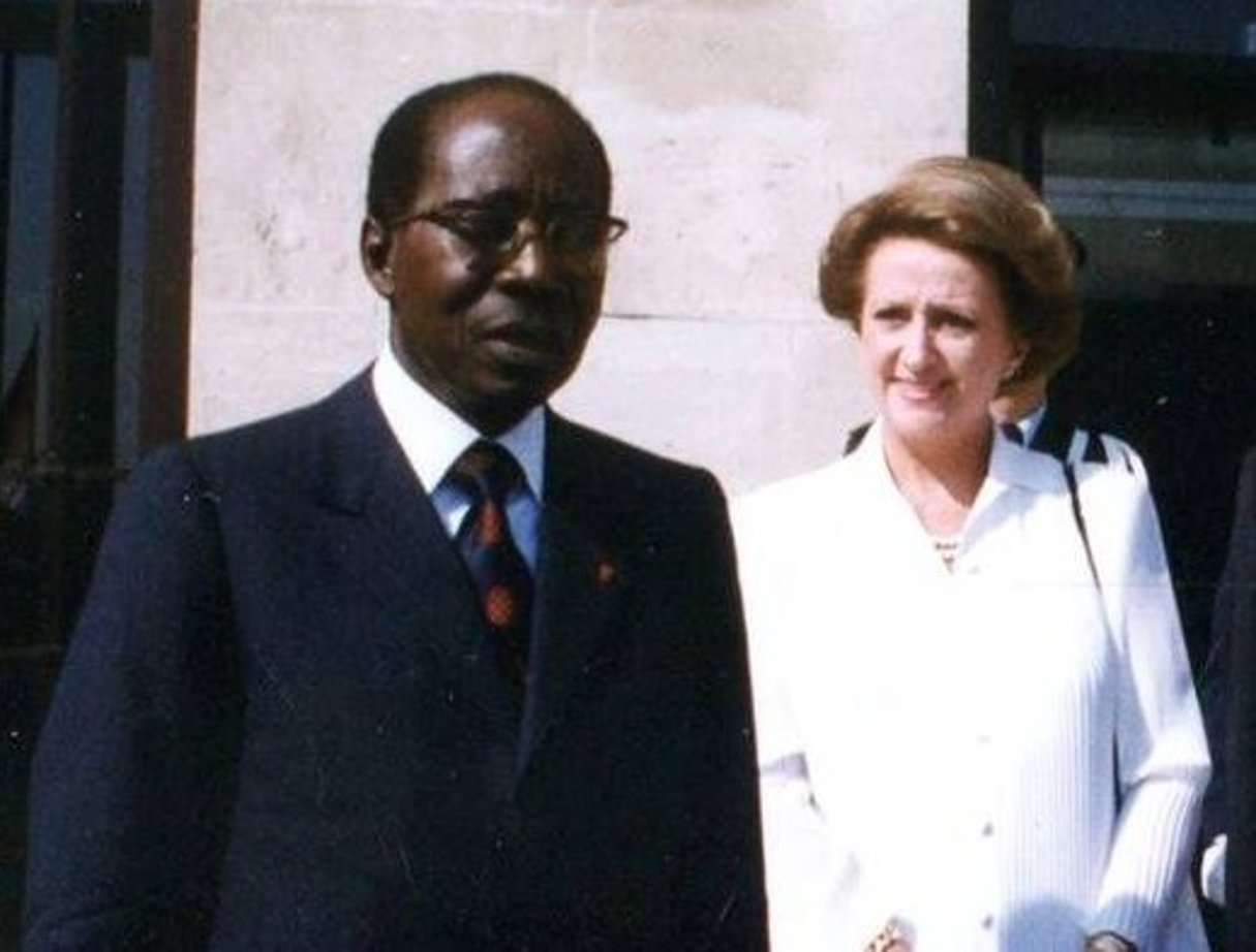 Colette Senghor à côté de son époux Léopold Sédar Senghor devant la mairie de Caen. © Archives Ville de Caen