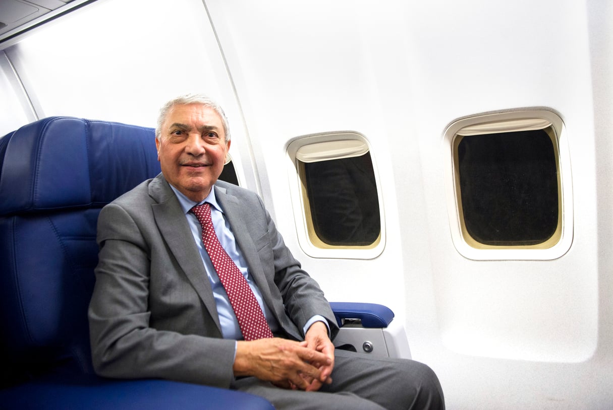 Ali Benflis dans son avion de campagne, le 20 novembre. &copy; SAMIR SID