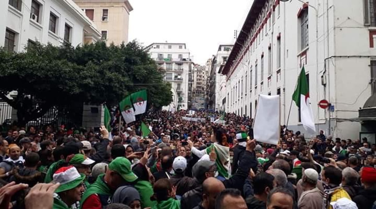 Des manifestants dans les rues d’Alger, le 22 novembre 2019, à l’occasion du 40e vendredi de protestation consécutif. © DR