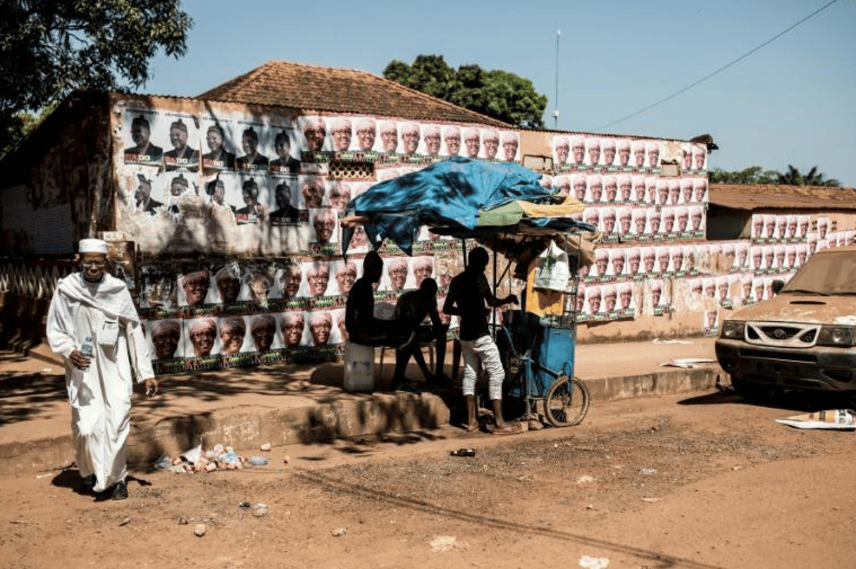 Des affiches électorales dans une rue de Bissau, le 23 novembre 2019. © AFP/JOHN WESSELS