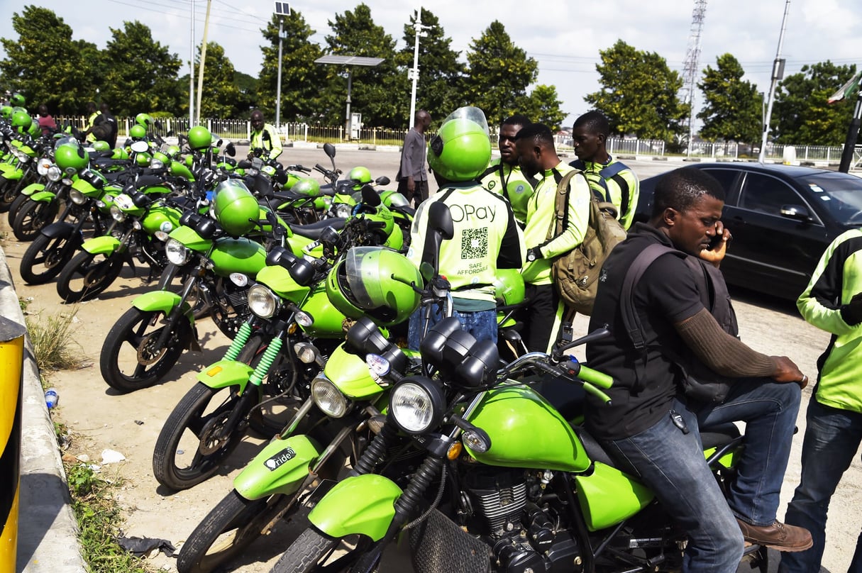 Dans la mégapole de 20 millions d’habitants, les motards à casque vert ORide (filiale d’OPay, qui a levé 120 millions de dollars) transportent personnes et marchandises. Ici, en août 2019. © PIUS UTOMI EKPEI/AFP