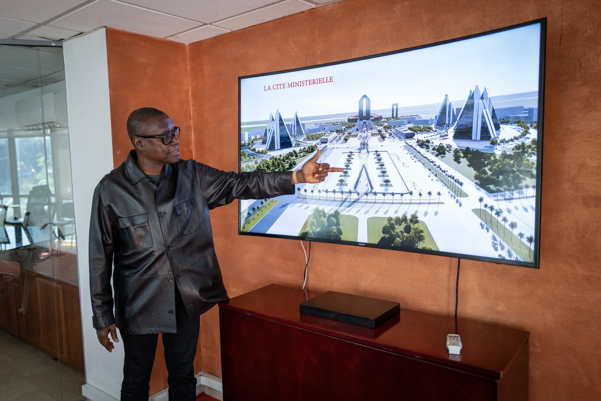 L’architecte Pierre Goudiaby Atepa dans ses bureaux, à Dakar. © Sylvain Cherkaoui pour Jeune Afrique