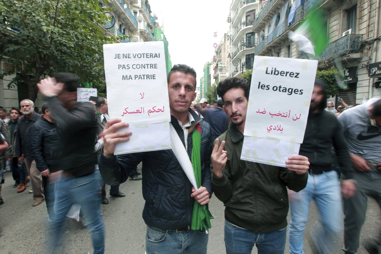 Des Algériens demandant la libération des centaines de manifestants arrêtés au cours des derniers mois, vendredi 22 novembre à Alger. © Fateh Guidoum/AP/SIPA