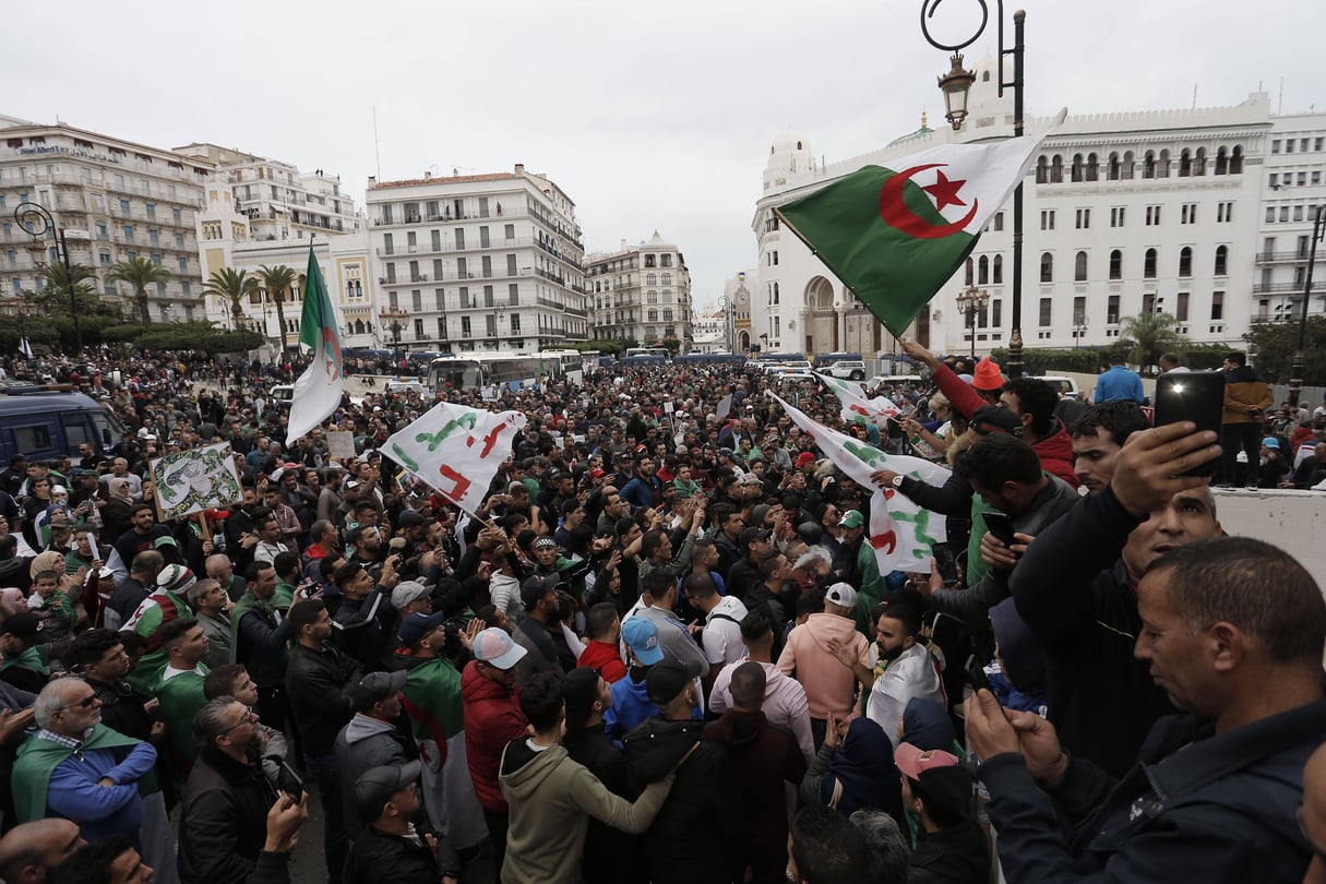 Des manifestants dans les rues d’Alger, le 22 novembre 2019. © Toufik Doudou/AP/Sipa
