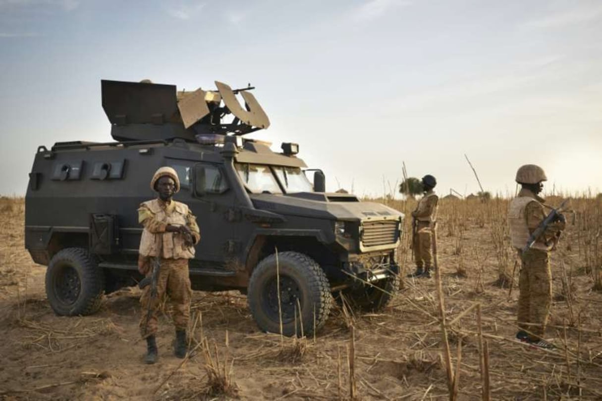 Des soldats de l’armée burkinabè en patrouille dans la région de Soum, le 10 novembre 2019. © AFP / Michèle Cattani