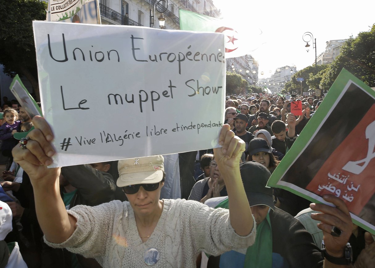 Des manifestants protestant contre la résolution adoptée par le Parlement européen, vendredi 29 novembre dans les rues d’Alger. © Toufik Doudou/AP/SIPA
