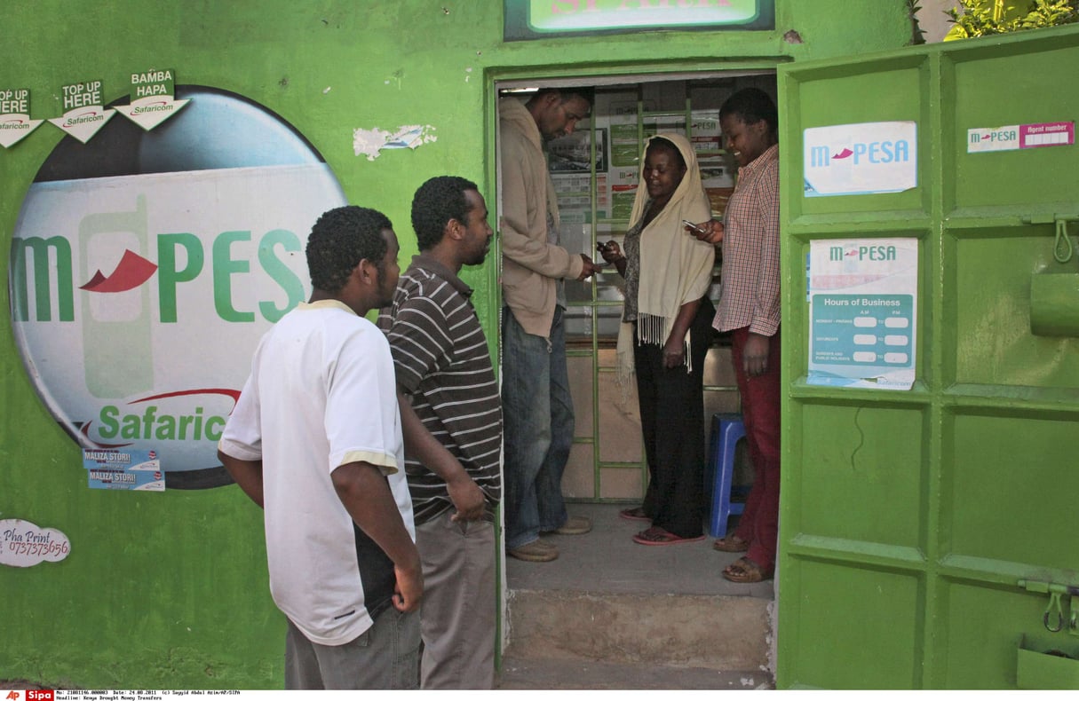 Une agence de transfert d’argent aux couleurs de M-Pesa à Nairobi au Kenya. © Sayyid Abdul Azim/AP/SIPA/2011