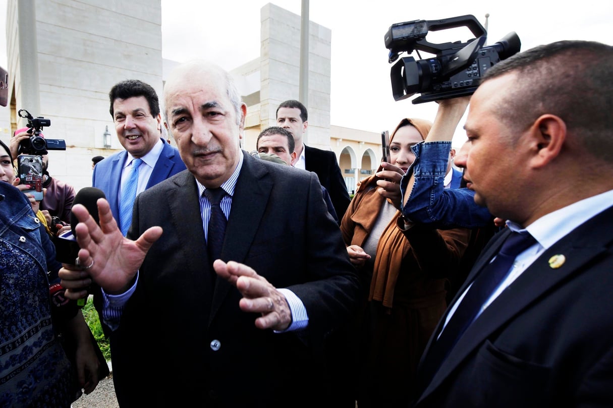Le candidat, à Alger, le 26 octobre. A sa droite, Abdallah Baali, qui a démissionné le 17 novembre. © Billel Bensalem/APP