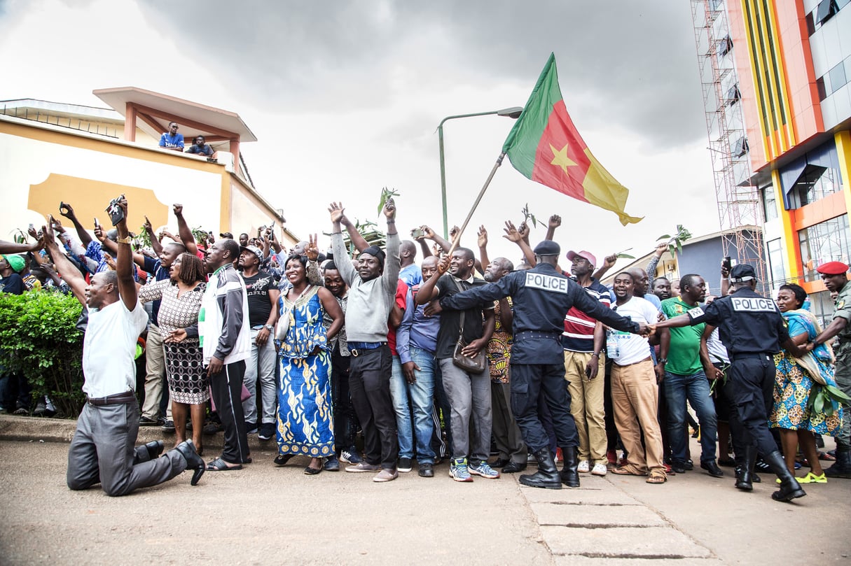 Les partisans de Maurice Kamto attendent sa sortie de prison, le 5 octobre 2019 à Yaoundé &copy; STR/AFP