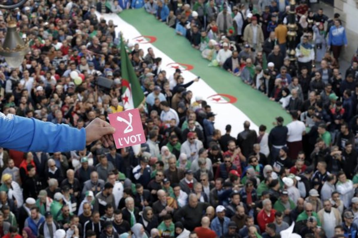 Un manifestant expose un message pour dire « non au vote », ce vendredi 6 décembre 2019 lors d’une manifestation dans les rues d’Alger. © Toufik Doudou/AP/SIPA