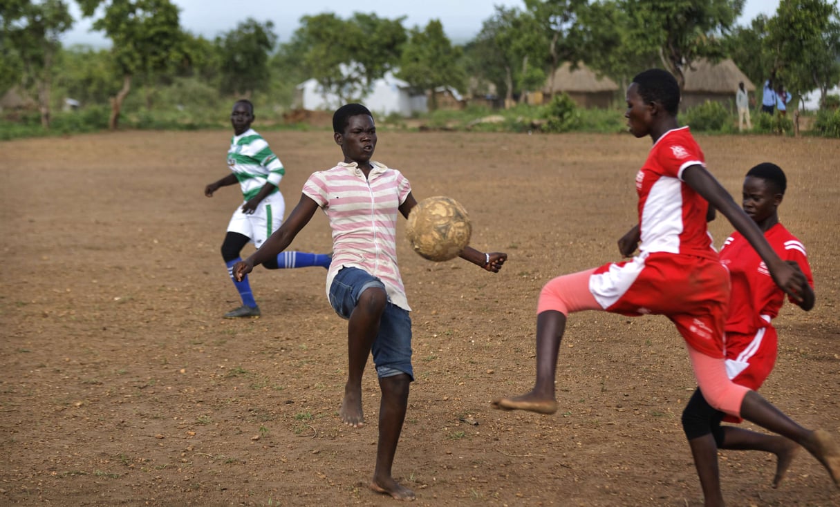 Des femmes soudanaises réfugiées jouent au football, dans un camp ougandais, en juin 2017. Photo d’illustration. © Ben Curtis/AP/SIPA