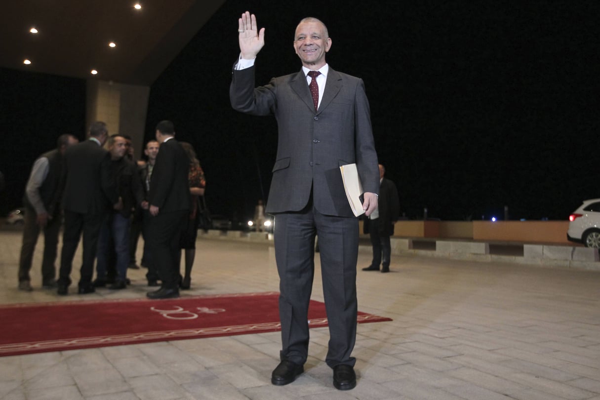 Le candidat Abdelkader Bengrina saluant l'assistance avant de participer au premier débat présidentiel de l'histoire algérienne, vendredi 6 décembre 2019. &copy; Fateh Guidoum/AP/SIPA