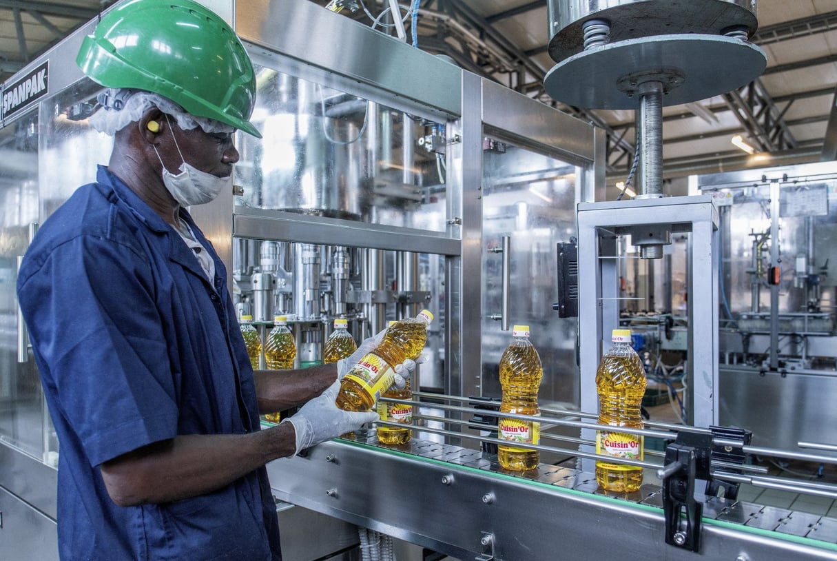 Guide investir Gabon 2018 -Olam Usine d’embouteillage d’huile de palme, Lambarene. Juillet 2018.© Jacques Torregano pour JA © Jacques Torregano/Divergence pour JA