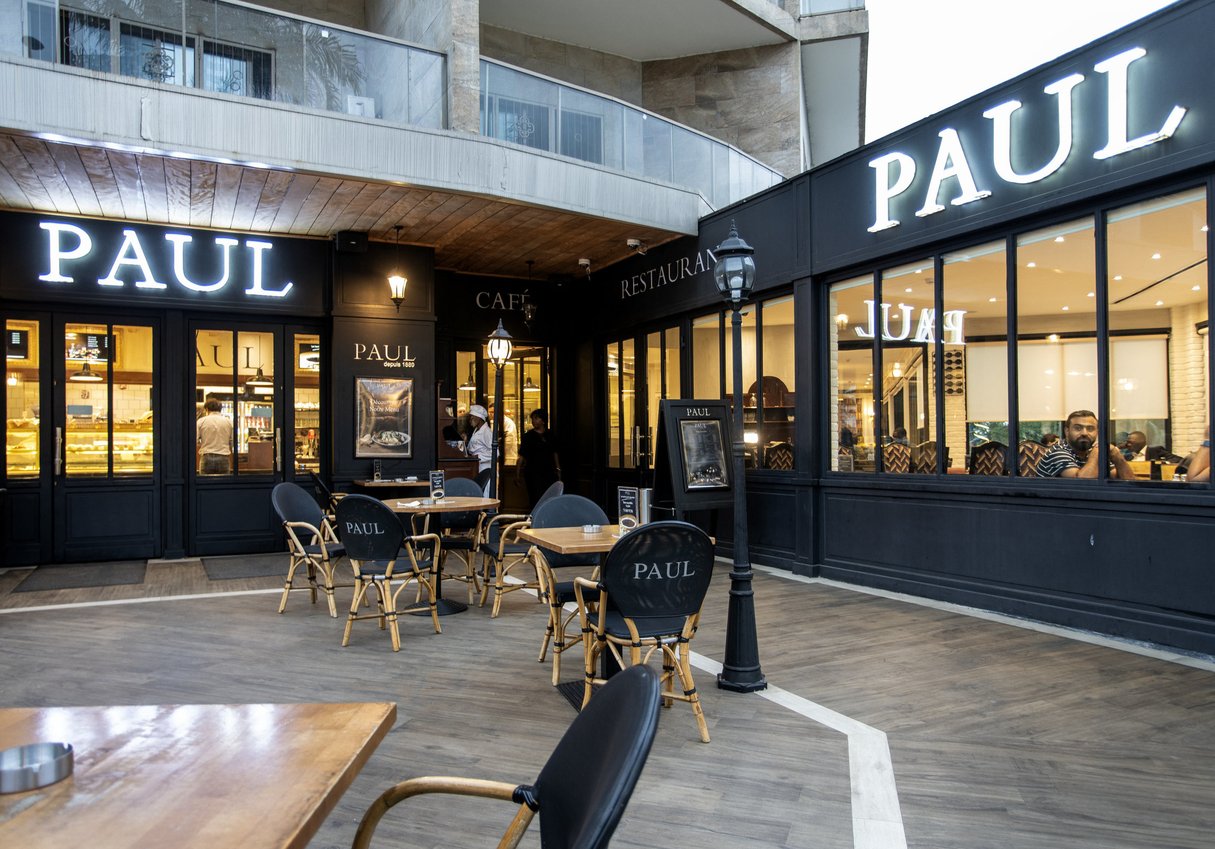 La chaîne de boulangerie Paul a ouvert son premier établissement dans le centre de Libreville en 2018. © Jacques Torregano/Divergence pour JA