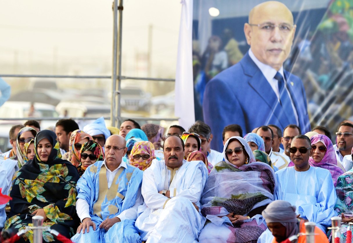 Le chef de l’État (à g.) aux côtés de Mohamed Ould Abdelaziz, lors d’un meeting de campagne, le 20 juin, à Nouakchott. © SIA KAMBOU/AFP