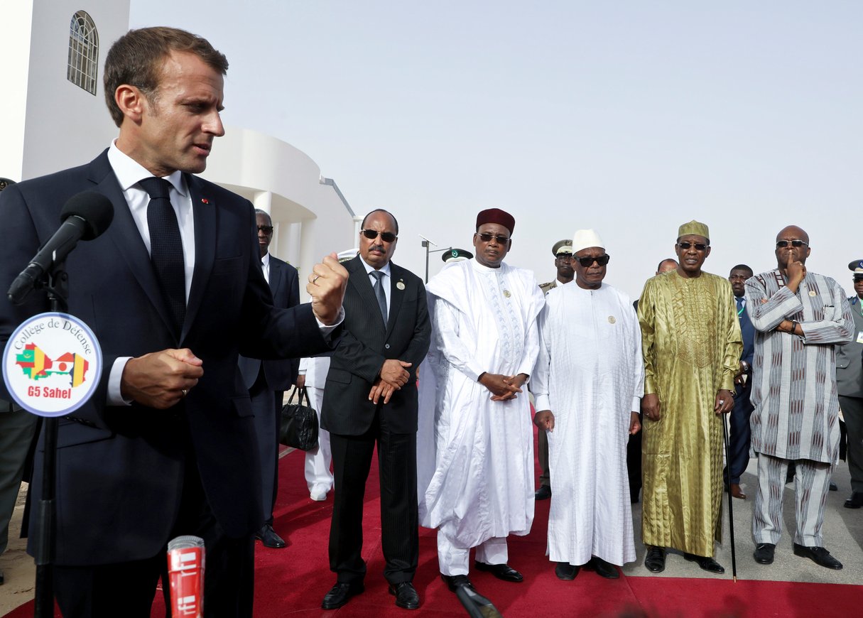 Le président français Emmanuel Macron lors d’une rencontre avec les chefs d’État du G5 Sahel à Nouakchott, le 2 juillet 2018. © Ludovic Marin/Pool/REUTERS