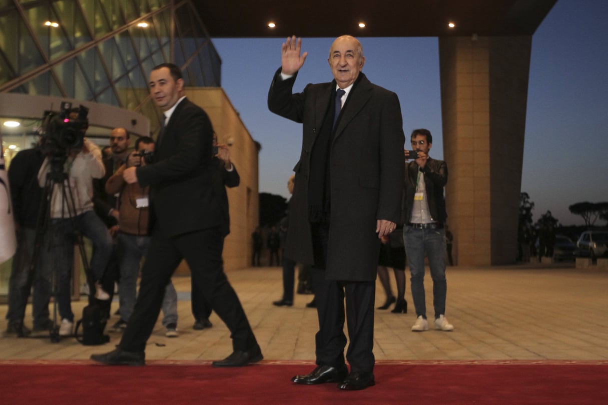 Le candidat Abdelmadjid Tebboune saluant l'assistance avant de participer au premier débat présidentiel de l'histoire algérienne, vendredi 6 décembre 2019. &copy; Fateh Guidoum/AP/SIPA